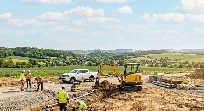 Baggerarbeiten und Erdbewegung auf einer Baustelle in der Region Gera durch BBH Tiefbau.
